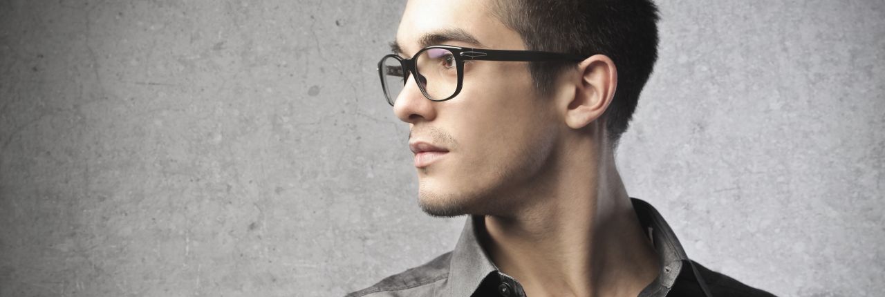 Hombres con gafas: ¿cómo peinarse?