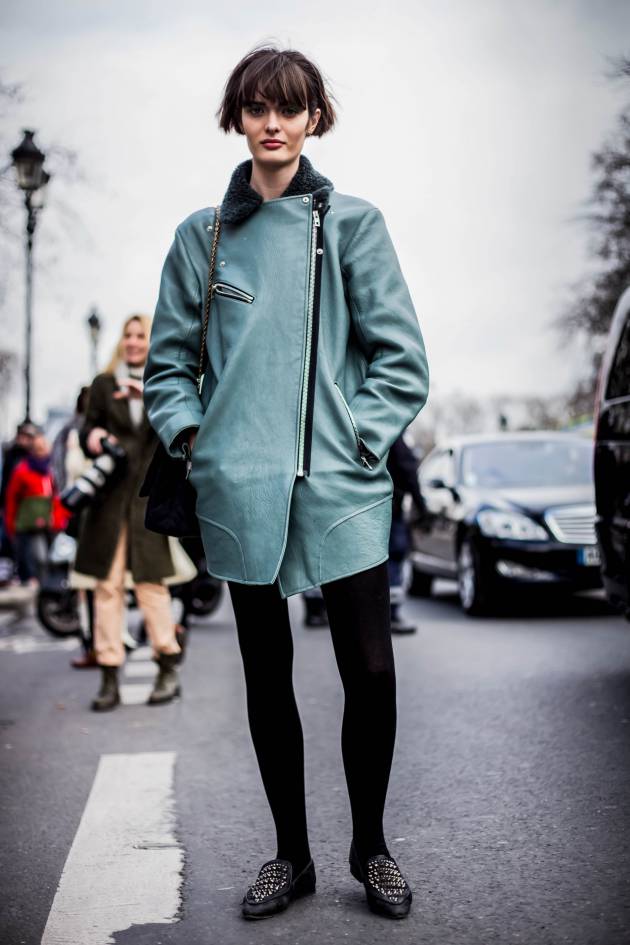 Una raya baja para conseguir un peinado elegante, paso a paso