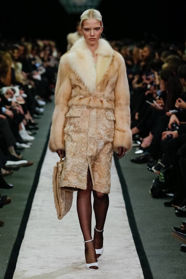 El rubio polar con la raíz a la vista, ¿el nuevo peinado de moda?