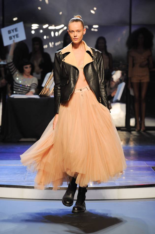 El moño con efecto lifting del desfile de Jean Paul Gaultier, en detalle