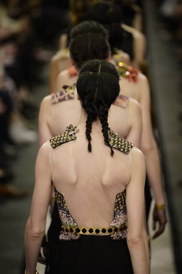 La trenza doble enrollada: ¿un básico de la vuelta de las vacaciones?
