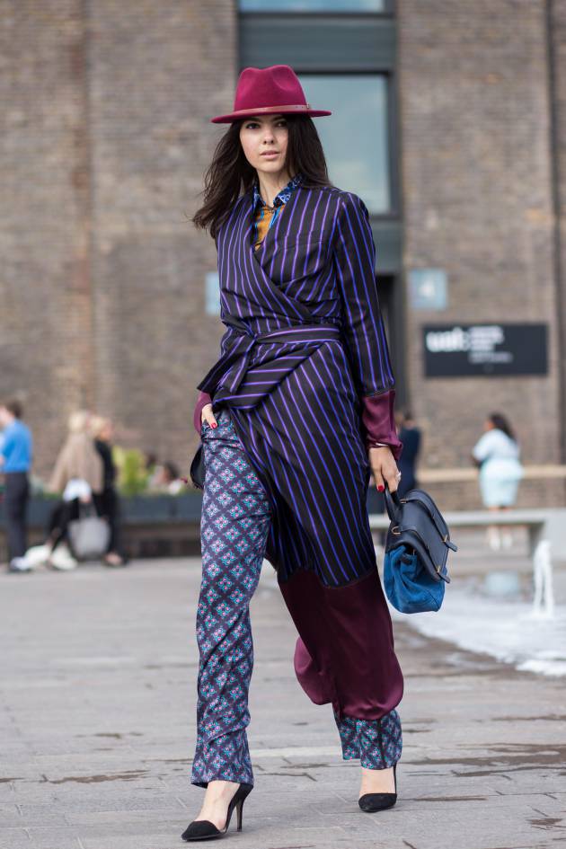 Streetstyle: Cómo llevar un sombrero color cereza