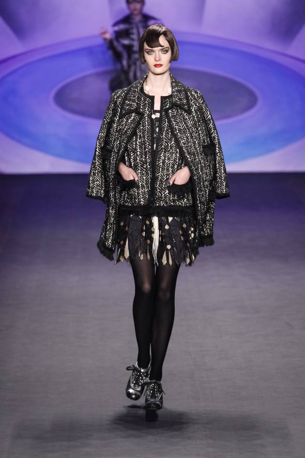 El miniflequillo pegado de caracol visto sobre el desfile de Anna Sui