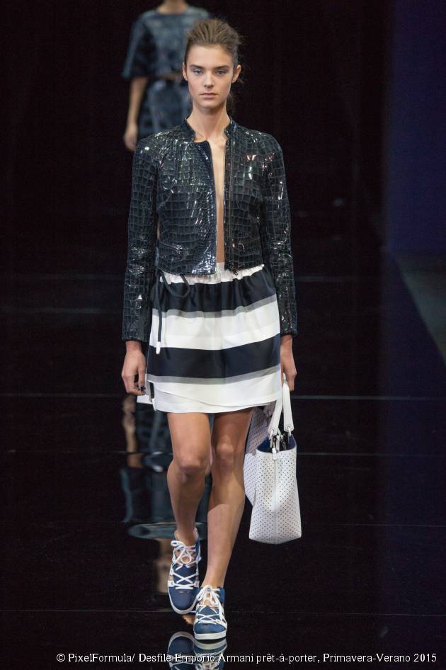 El moño con las raíces cardadas, visto en el desfile de Emporio Armani