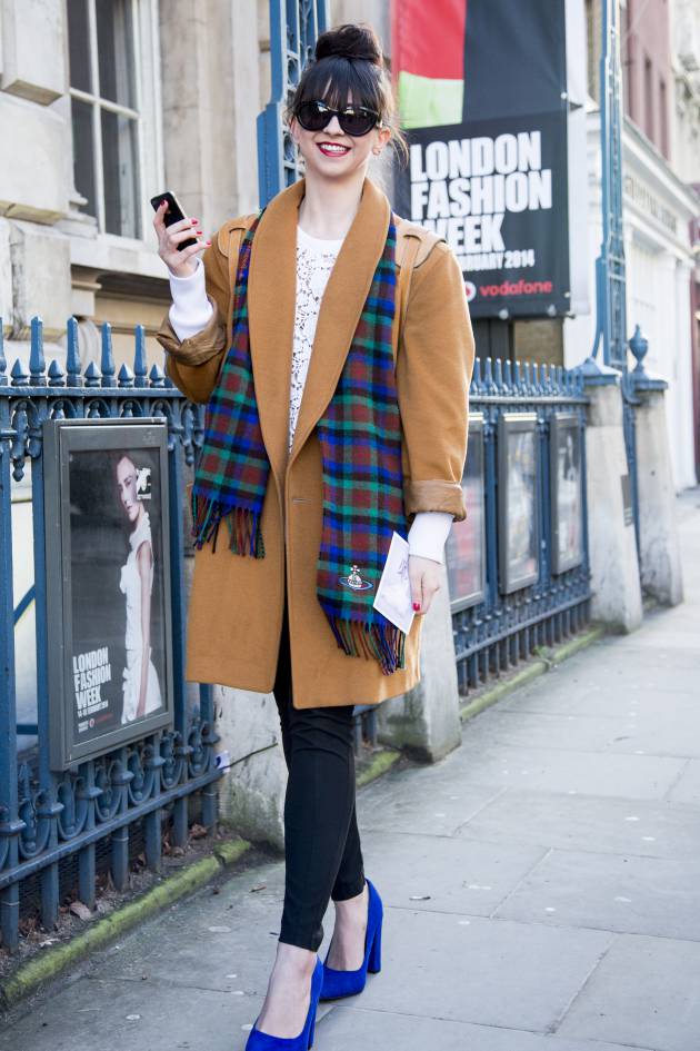 Streetstyle: El moño bun XXL + flequillo recto, la combinación perfecta