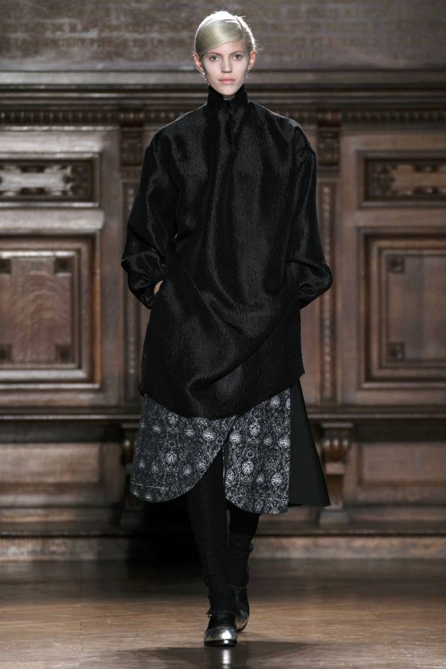 La falsa melena corta del desfile de Aganovich