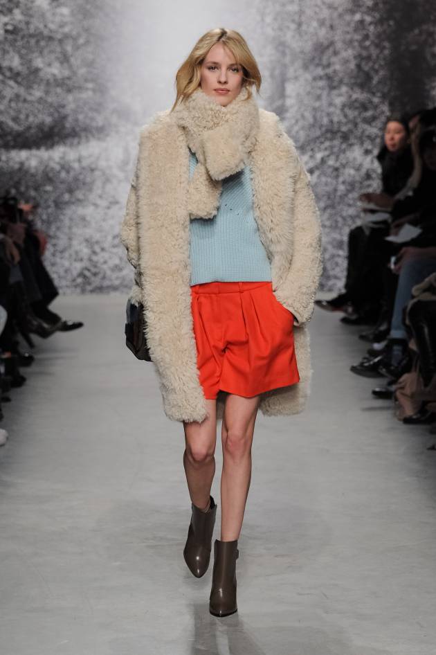 3 peinados para llevar con un abrigo efecto piel