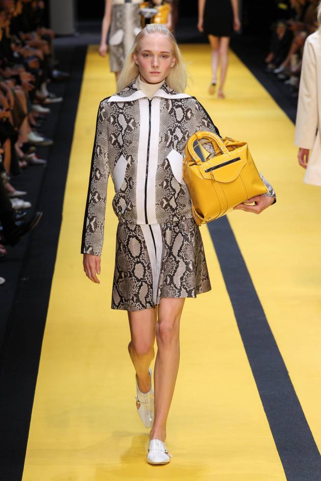 El tupé estricto del desfile de Carven, ¿de la pasarela a la calle?