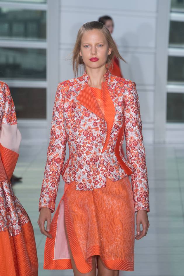 Visto en las Fashion Weeks: el falso bob con una media coleta estricta