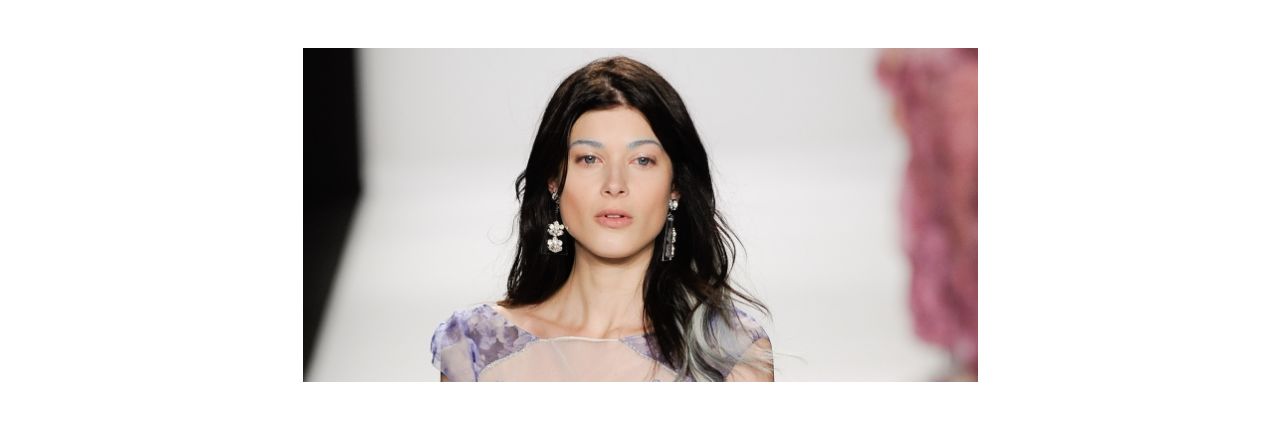 Las mechas grises con el cabello castaño: los expertos opinan