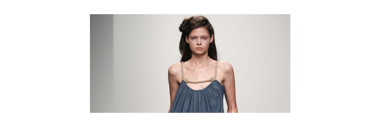 El peinado de la temporada: el moño con la mitad del cabello suelto