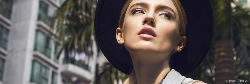 Tengo el cabello rubio, ¿cómo puedo realzar mis ojos verdes?