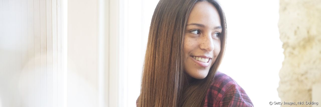 ¿Cómo puedo alisar mi cabello y preservar mi coloración?