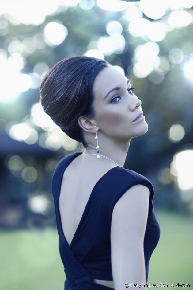 ¿Qué peinado adopto con un vestido de noche tipo fourreau?