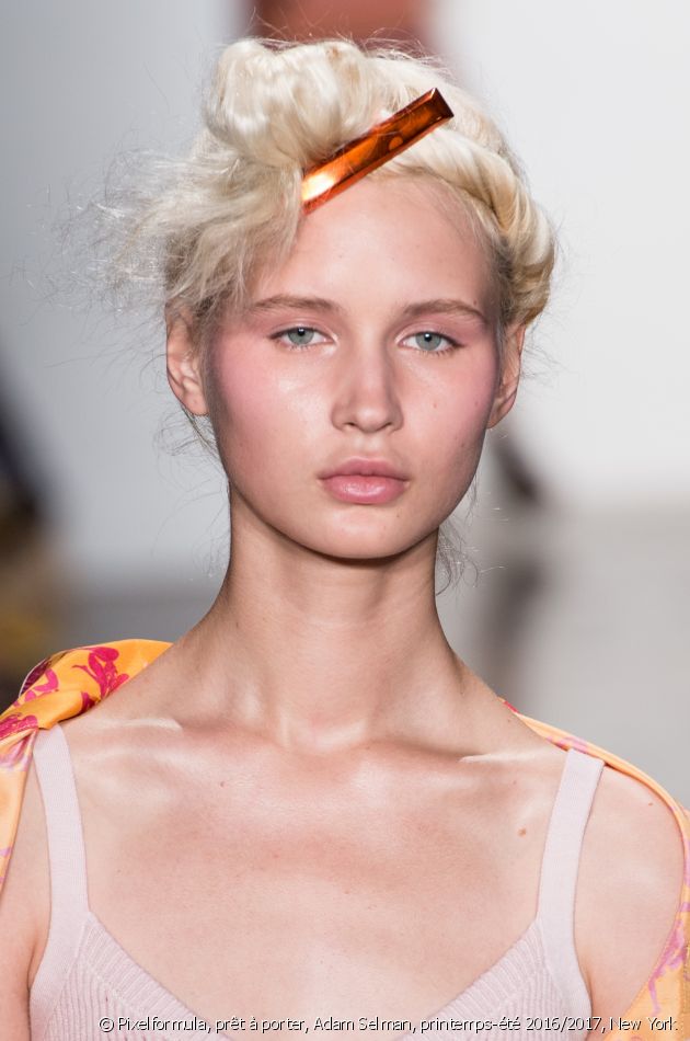 Tendencia 2017 : dejar los pasadores de moño a la vista