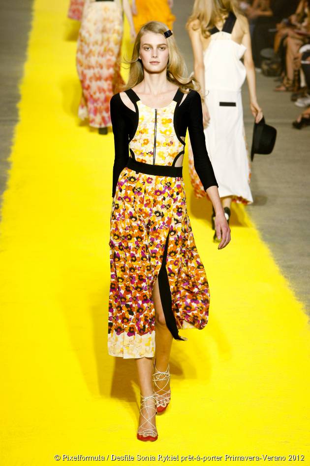 El prendedor de pelo a un lado para un look muy inocente