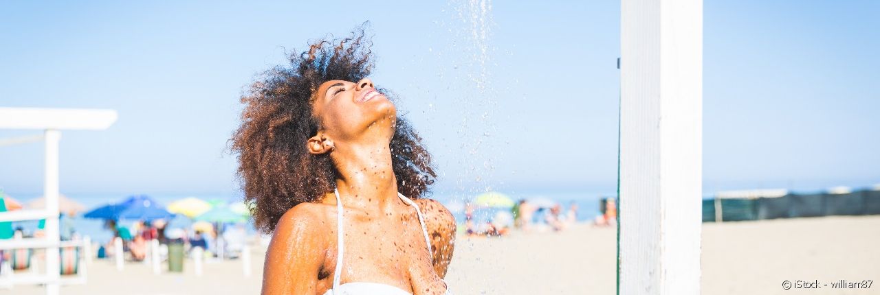 ¿Cómo puedo cuidar de mi pelo rizado en la playa?