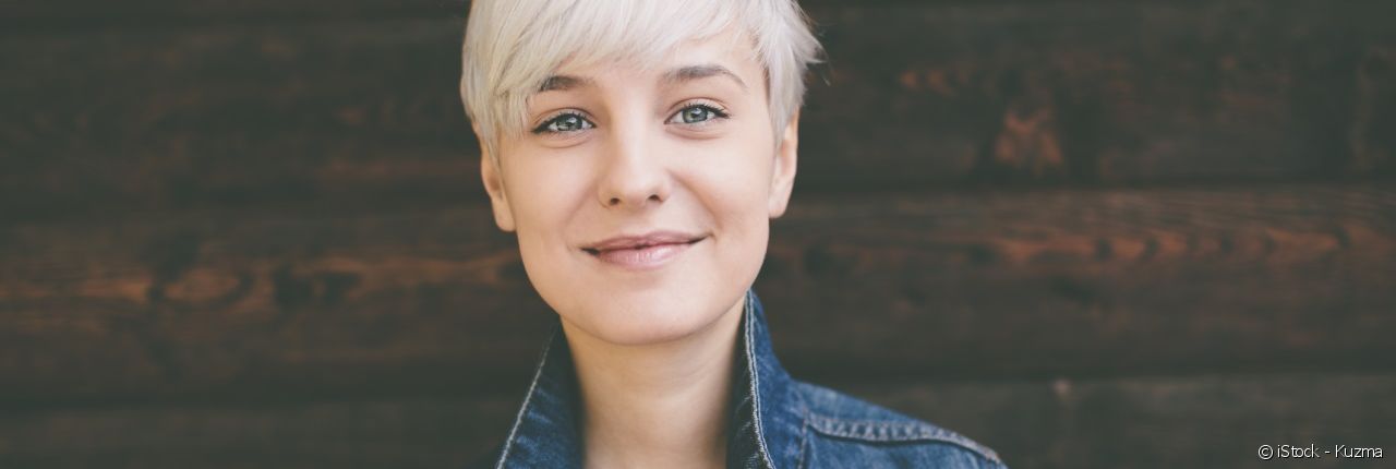 Mi cabello blanco se está volviendo amarillo, ¿qué puedo hacer?