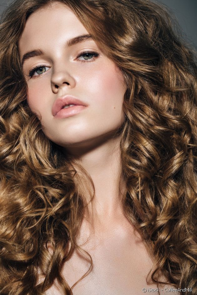 ¿Cómo puedo darle un volumen XXL a mi cabello rizado?