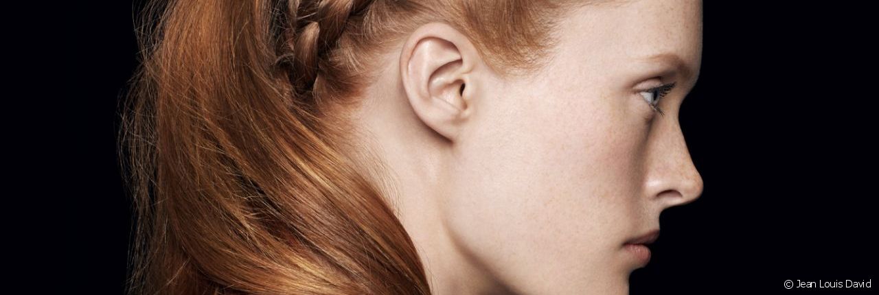 Foco sobre la doble cola de caballo trenzada del Style Bar