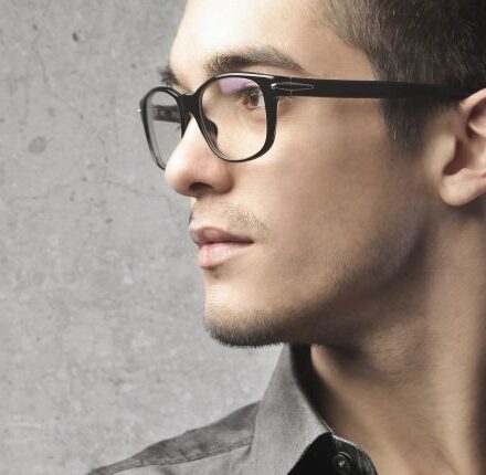 Hombres con gafas: ¿cómo peinarse?