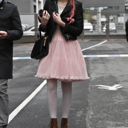 Streetstyle: Trenza lateral para destacar las puntas rosas