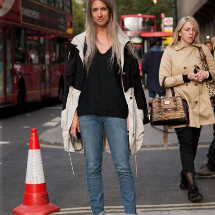 Streetstyle: El cabello gris con una melena XXL