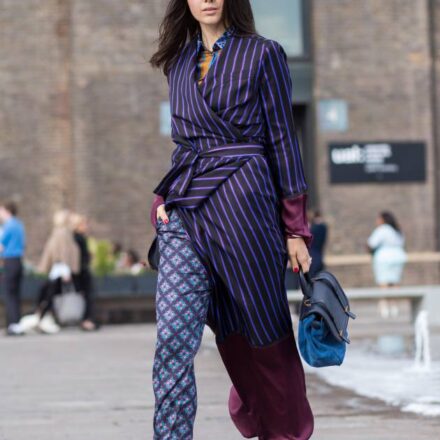 Streetstyle: Cómo llevar un sombrero color cereza