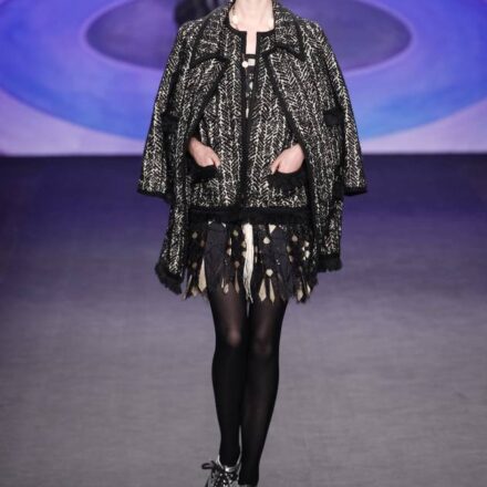 El miniflequillo pegado de caracol visto sobre el desfile de Anna Sui