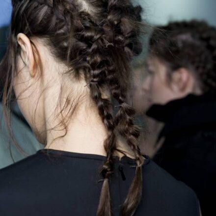 Las trenzas entrelazadas del desfile de Simone Rocha, paso a paso