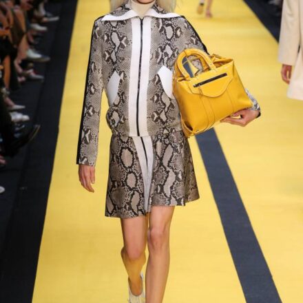 El tupé estricto del desfile de Carven, ¿de la pasarela a la calle?