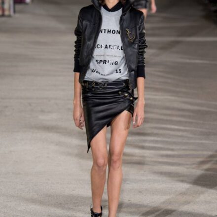 El flequillo largo con el cabello rizado, visto en las Fashion Weeks