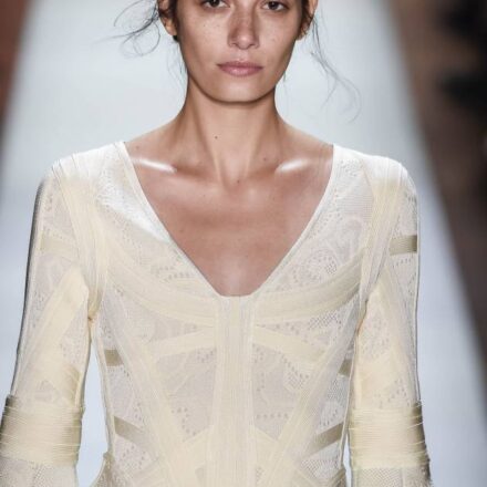 ¿Cómo se hace la diadema con forma de trenza del desfile de Max Azria?