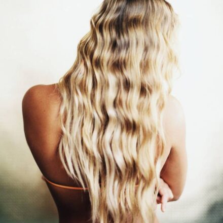 ¿Cómo puedo rizarme el cabello sin calor?
