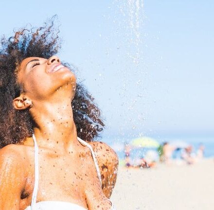 ¿Cómo puedo cuidar de mi pelo rizado en la playa?