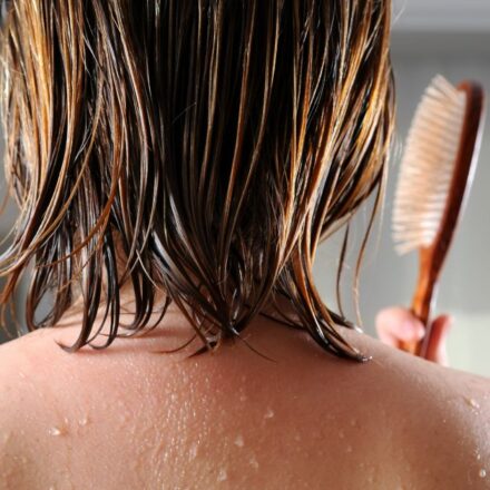 ¿Por qué no hay que cepillarse el cabello cuando está mojado?