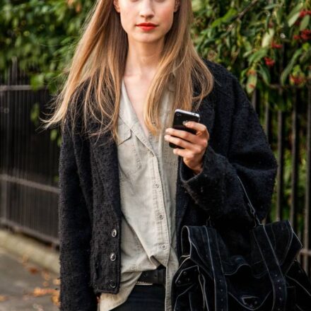 Streetstyle: La cinta de pelo deportiva para un look casual