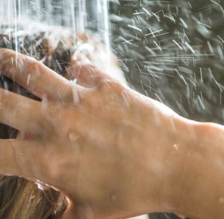 Aclararse el cabello con agua fría: ¿es realmente una buena idea?