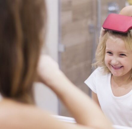 Cómo enseñar a los niños a desenredarse el pelo