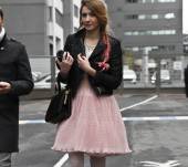 Streetstyle: Trenza lateral para destacar las puntas rosas