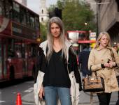 Streetstyle: El cabello gris con una melena XXL