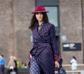 Streetstyle: Cómo llevar un sombrero color cereza