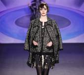 El miniflequillo pegado de caracol visto sobre el desfile de Anna Sui