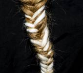 Las trenzas adornadas con hilos, ¿de la pasarela a la calle?