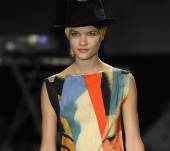 Visto en las Fashion Weeks: combinar un fedora con un pañuelo