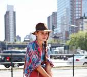 Streetstyle: un sombrero para destacar una trenza lateral