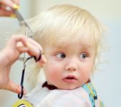 Cortar el cabello de tu bebé por primera vez