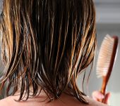 ¿Por qué no hay que cepillarse el cabello cuando está mojado?