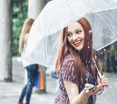 Cabello mojado por la lluvia: 3 gestos que salvan tu peinado