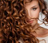 Los productos de peinado a utilizar para lucir un cabello brillante